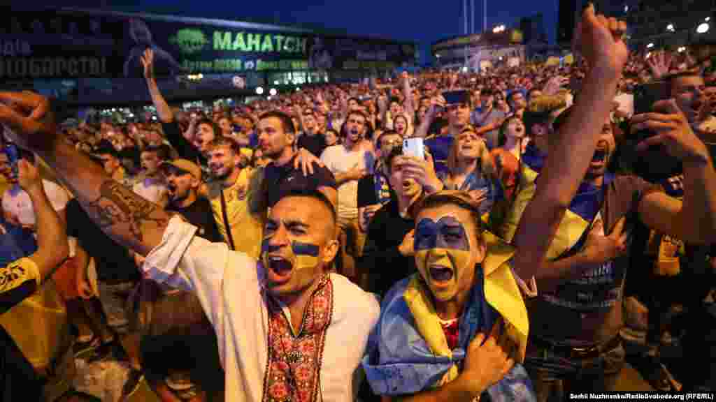 Вболівальники підтримують свою команду  