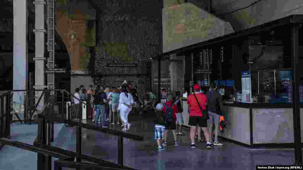 Люди возле касс в ожидании экскурсии на «Объект 825 ГТС» – подземный завод по ремонту подводных лодок