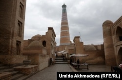 Хива, Ичан-кала. Справа - медресе Шергази-хана (фото 2017 года)