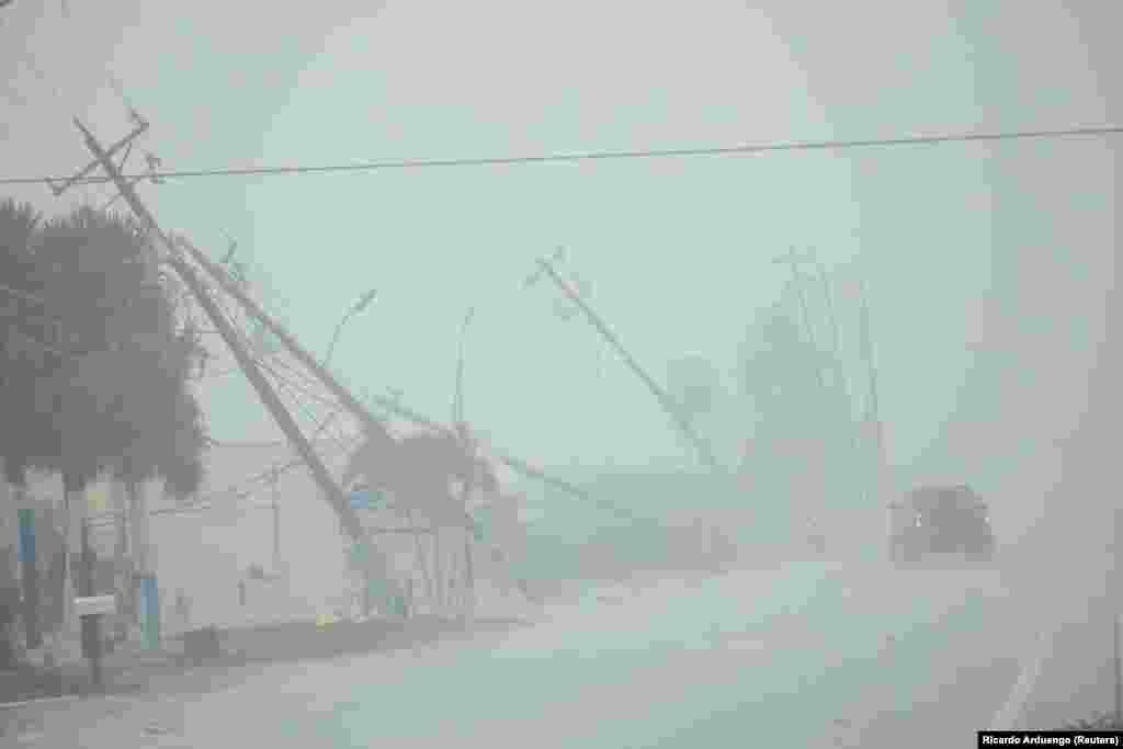 Шквальний вітер валить електричні стовпи з наближенням урагану «Мілтон» у Форт-Маєрс, Флорида, 9 жовтня 2024 року. Понад 2 мільйони людей залишилися без електрики через ураган «Мілтон», який 10 жовтня досягнув узбережжя Флориди у США