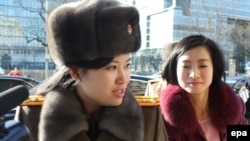 Женский ансамбль из КНДР по прибытии в Пекин в 2015 году