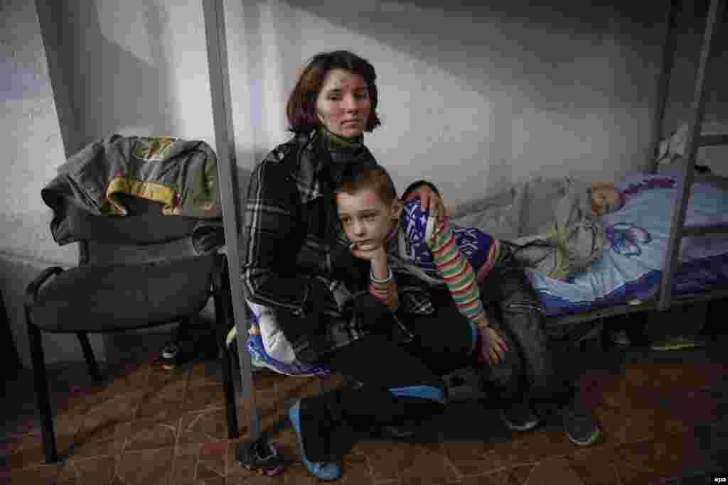 Жінка з дітьми у центрі для тимчасових біженців в Слов'янську, Донецька область, 12 березня 2015 року