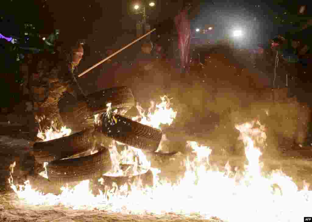 У 2-гу річницю початку подій на Грушевського активісти «Правого сектору» і Автомайдану влаштували ходу та символічно запалили шини біля стадіону «Динамо». Київ, 19 січня 2016 року