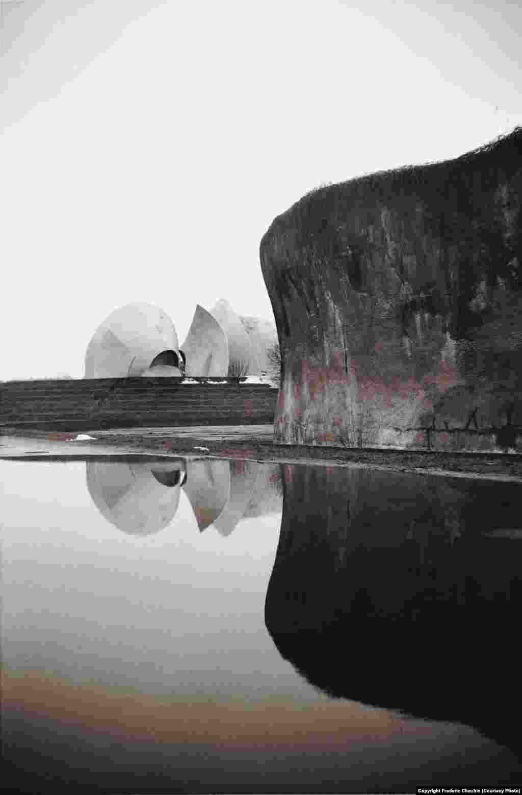 Киевский крематорий, построенный в 1985. Архитектор – Авраам Милецкий.  «Но я не испытываю восхищения бывшим Советским Союзом, – делится фотограф. – В моей работе нет этой ностальгии»