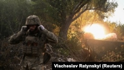 Артилерист 93-ї ОМБр «Холодний Яр» ЗСУ веде вогонь із самохідної гаубиці M109 Paladin поблизу Костянтинівки Донецької області, 5 липня 2025 року