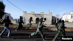 Иерусалим. Сотрудники израильской службы безопасности на пути к синагоге, атакованной палестинскими террористами. 18.11.2014