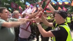 Протестувальники прорвали кордон поліції під Радою, вимагаючи пільг (відео) Протестувальники прорвали кордон поліції під Радою, вимагаючи пільг (відео)