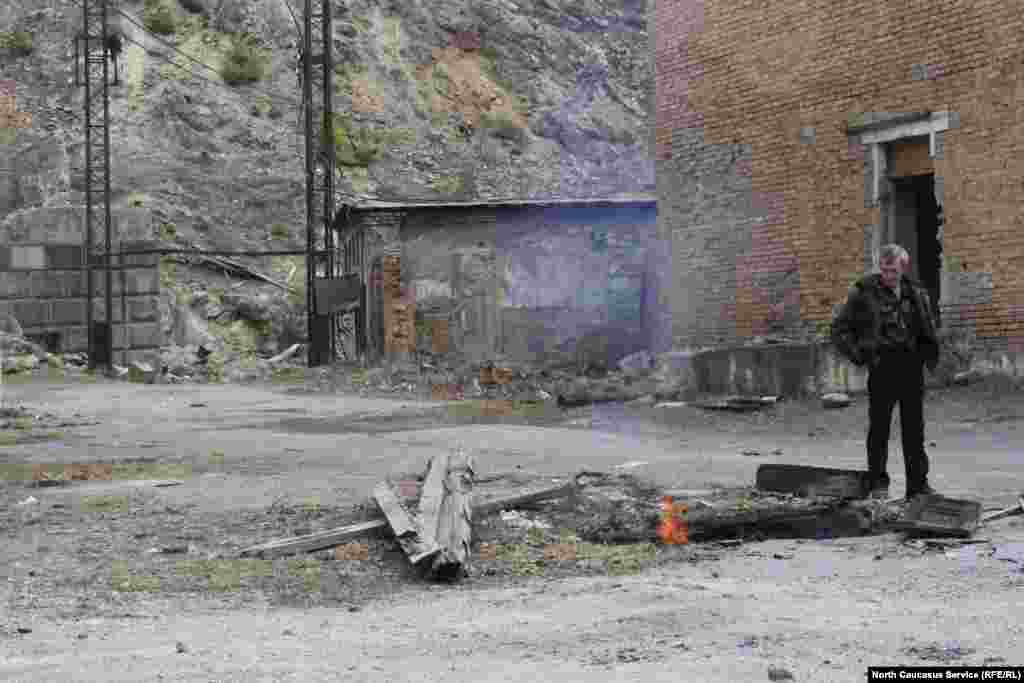 Зимой местным приходится особенно тяжело: отогревают замерзшие трубы кострами.