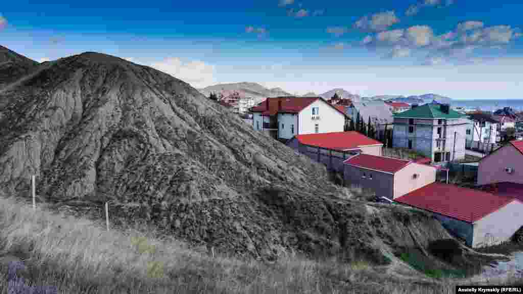 Холмы под Эгер-Оба «сползают» на жилую застройку