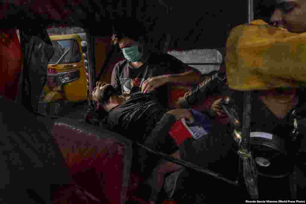 Чоловік надає допомогу своєму товаришу, який знепритомнів після того, як урядові сили 15 листопада 2019 року під час протесту в Багдаді, Ірак, використали проти протестувальників сльозогінний газ та димові гранати. Третє місце в категорії «Загальні новини», одиночна фотографія – Рікардо Гарсія Віланова