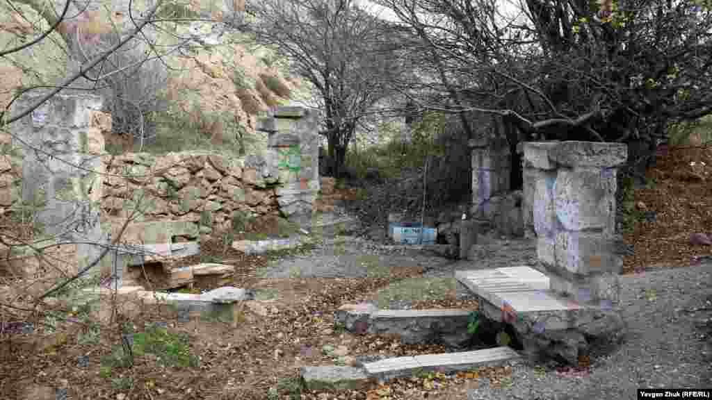 Родник «Скифия» в балке Кефало-Вриси пока действует, но воды очень мало