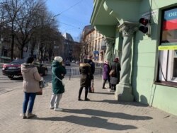 Львів'яни почали дотримуватись дистанції один від одного