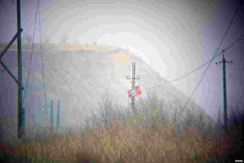 Прапор бойовиків, на якому можна розгледіти напис «Новороссия», висить всього за 500 метрів від українського блокпосту