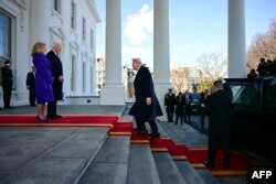 Президент США Джо Байден і перша леді Джилл Байден вітають новообраного президента Дональда Трампа, коли він прибуває до Білого дому у Вашингтоні. 20 січня 2025 року