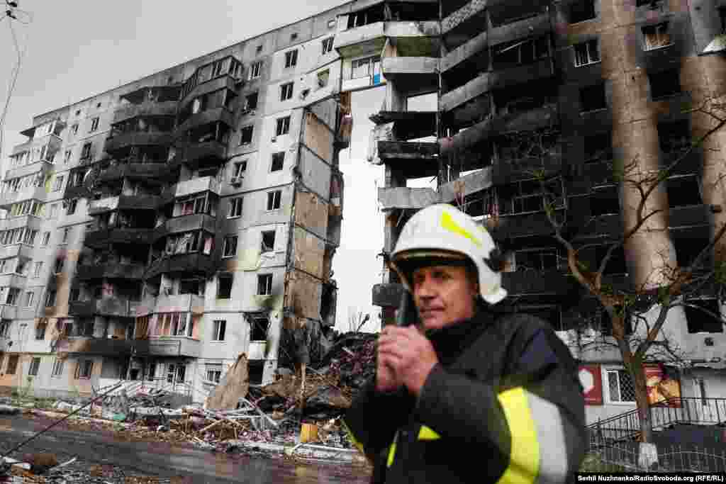 Руїни всіх девʼяти розтрощених будинків Бородянки розібрали до другої половини квітня 2022 року. ДСНС повідомила, що з-під завалів дістали тіла 41 загиблого. Квітень 2022 року / Праворуч – квітень 2025 року