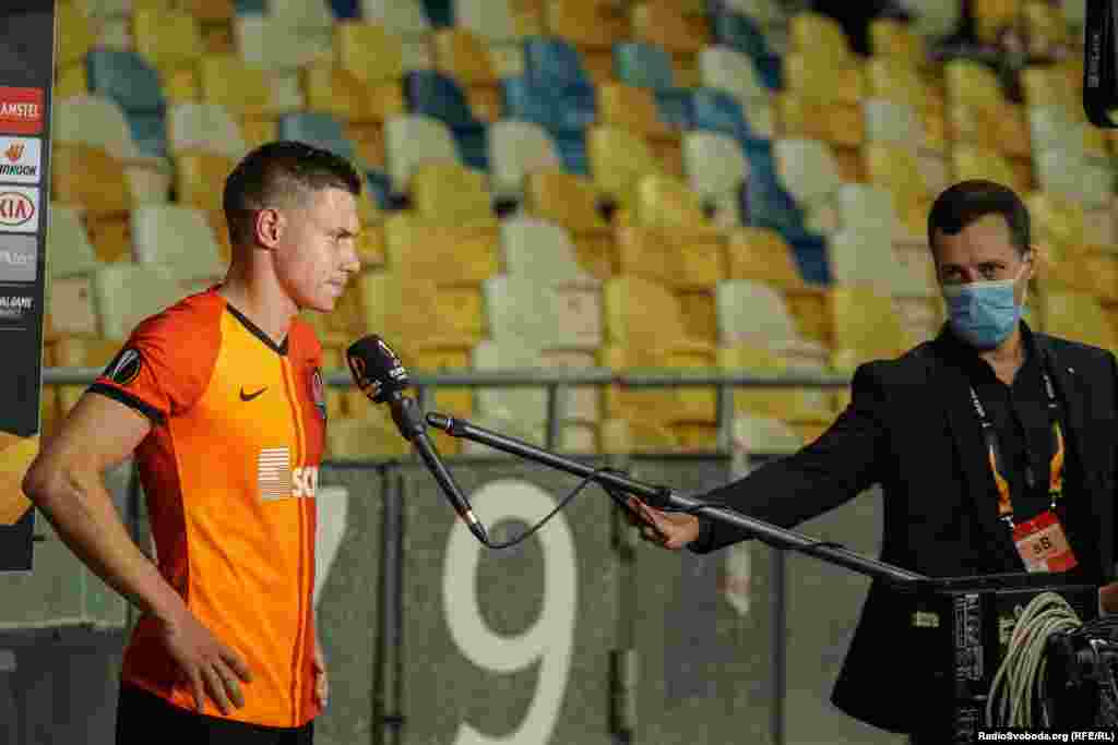 Миколі Матвієнку, який вдало замінив Ісмаїлі на лівому фланзі захисту, пропонують звичніший спосіб захисту від вірусу – дистанцію