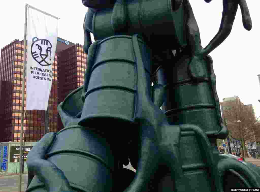 У Роттердамского фестиваля стало меньше государственных денег, но белый флаг – пока еще не знак капитуляции