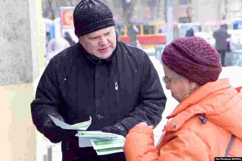 Лидер "Яблока" Сергей Митрохин лично приглашал граждан присоедениться к колонне "Яблока" на шествии. 