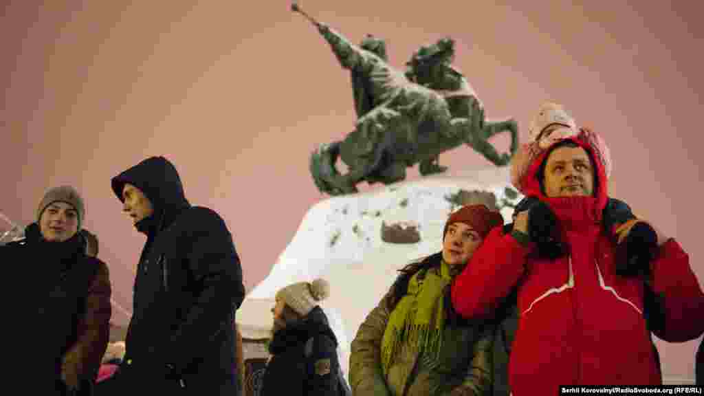 Глядачі спостерігають виступ Kyiv Fantastic Orchestra біля пам’ятника Богданові Хмельницькому