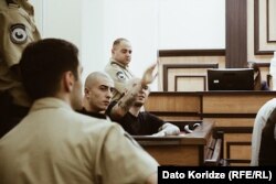 საფაროვის მკვლელობაში მსჯავრდებულები: ავთანდილ კანდელაკიშვილი და გიორგი სოხაძე, კადრი საქალაქო სასამართლოს ერთ-ერთი სხდომიდან, 2019 წელი