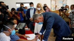 Milo Đukanović, lider Demokratske partije socijalista i predsjednik Crne Gore, prilikom glasanja na parlamentarnim izborima koje je njegova partija nakon 30 godna na vlasti izgubila. 30. avgust 2020.