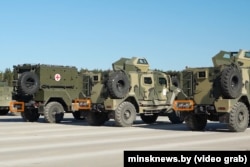 Скріншот із відео, зробленого агентством «Мінськ-Новини» 3 квітня 2025 року з аеродрому «Липки» під Мінськом під час репетиції параду 9 травня. На ньому зображені російські військові номери з цифровим кодом 39