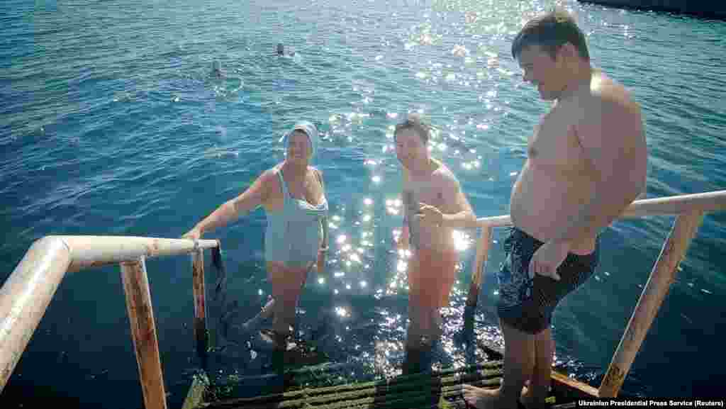 Президент України та голова його адміністрації купаються в Чорному морі. Сайт Офісу президента подав це як «інспектування температури води»