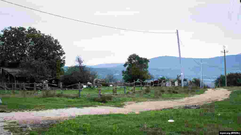 Колоритный сельский двор в Передовом. Историческое название села – Уркуста. По наиболее распространенной версии, слово не переводится ни с одного из известных языков. Уркуста – большое древнее селение, возникшее на старинной дороге на перевал Бечку, ведущей из Байдарской долины в Бельбекскую