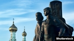 Васильківська церква та один із пам’ятників князям України-Русі (Ярославу Мудрому та Всеволоду) в місті Володимирі-Волинському