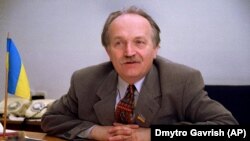 За офіційною версією, В’ячеслав Чорновіл загинув внаслідок ДТП, коли 25 березня 1999 року його автомобіль врізався в «КамАЗ» із причепом