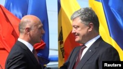Президент України Петро Порошенко і прем’єр-міністр Молдови Павло Філіп (ліворуч) під час прес-конференції з нагоди запуску спільного митного та прикордонного пункту контролю «Кучурган» на українсько-молдовському кордоні (у районі Придністров’я)