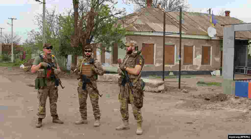 Бійці полку «Азов» на патрулюванні в селищі Новоолексіївка, поблизу адміністративного кордону з окупованим Кримом. Новоолексіївка, 19 квітня 2016 року