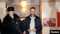 Навальный в сопровождении полицейских 19 февраля