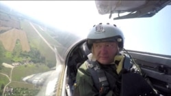 Петро Порошенко політав на винищувачі Міг-29 (відео) Петро Порошенко політав на винищувачі Міг-29 (відео)