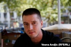 Luka Panić je završio Fakultet za poslovne studije i prodaje knjige na Trgu Nikole Pašića, u Beogradu.