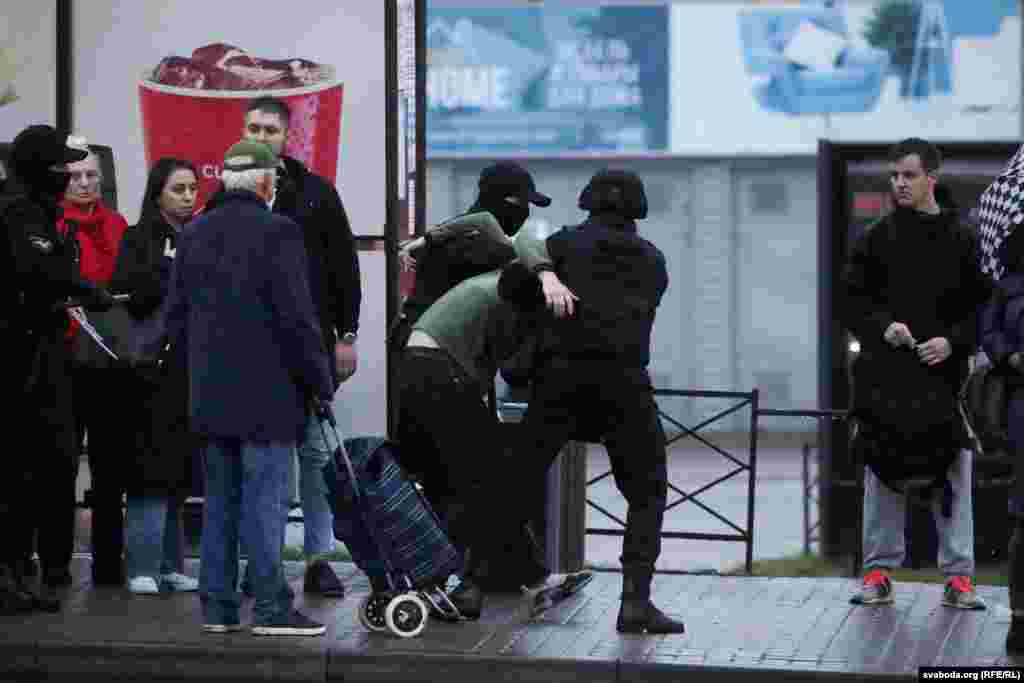 Ды прыпынку каля гіпэрмаркета «Карона» на Кальварыйскай прыехала чарга з мініаўтобусаў сілавікоў, якія пачалі затрымліваць людзей, даглядаць машыны. Хлопца на фота затрымалі, калі ён чакаў аўтобуса