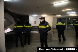 პოლიციელები მეტროსადგურ "თავისუფლების მოედნის" ფოიეში - მეტროსადგურებსა და მეტროს ამოსასვლელებში მოქალაქეების გაჩერება ჩხრეკისთვის ბოლო თვეებში განსაკუთრებით ჩვეული სურათი გახდა.