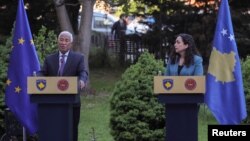 Predsjednik Evropskog vijeća Antonio Costa sa predsjednicom Kosova Vjosom Osmani, u Prištini, 14. maja.