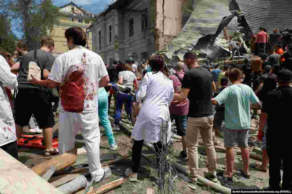 Дитячий хірург «Охматдиту» Олег Голубченко, який зазнав поранень внаслідок обстрілу корпусу лікарні, допомагає розбирати завали. Під час удару там перебували 627 дітей. В той день масований обстріл забрав життя 44 людей, 33 з них – у Києві. 8 липня 2024 року