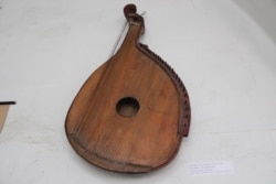 Бандура, яку ножем вирізьбив отець Володимир Чучман на засланні