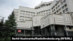 Депутати вважають, що КСУ має визнати неконституційними положення закону, які нібито розширюють повноваження президента