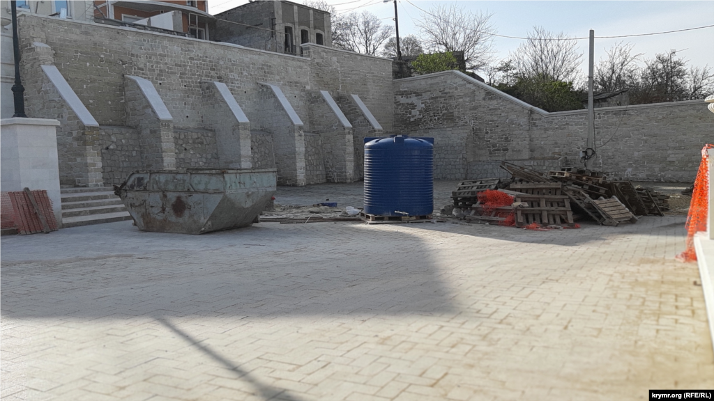 Один из центральных пролетов Митридатской лестницы до сих пор захламлен строительным мусором. Пока подрядчик не торопится наводить чистоту на объекте, сдачу которого в очередной раз анонсировали местные власти. Городская администрация несколько раз переносила открытие Большой Митридатской лестницы: ее обещали сдать сначала 9 мая, а потом – 1 сентября 2020 года. В декабре 2020 года глава подконтрольной России администрации Керчи Сергей Бороздин заявлял, что работы по реставрации Большой и Малой Митридатских лестниц завершены, и их откроют после установки видеонаблюдения. В очередной раз власти Керчи говорили о запланированном открытии лестницы весной 2021 года, а недавно заявили, что открытие запланировано на 8 мая