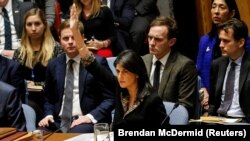 Посол США в ООН Ніккі Гейлі ветує підготовлений Єгиптом проект резолюції щодо статусу Єрусалима на засіданні Ради безпеки ООН, 18 грудня 2017 року