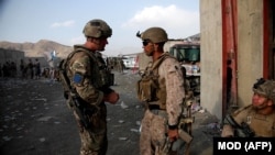 Американський і британський військові в аеропорту Кабула, Афганістан, 22 серпня 2021 року