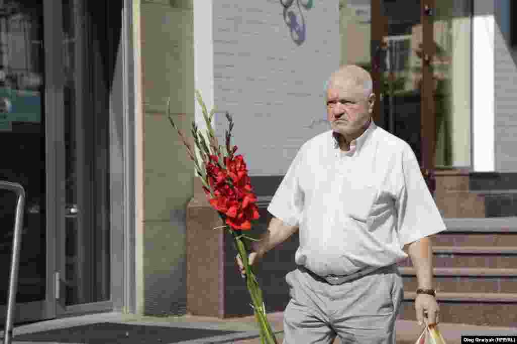 Вшанувати жертв авіакатастрофи приходять люди різного віку