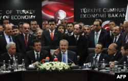 Министр экономики Турции Зафер Чаглаян объявляет об отставке