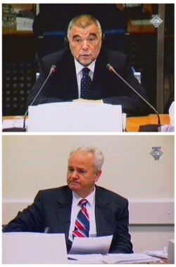 Хорватський президент Стіпе Месич (вгорі) свідчить проти екскерівника Сербії Слободана Мілошевича під час засідання трибуналу у Гаазі, Нідердланди, жовтень 2002 року