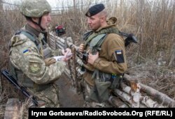 Александр Кинсфатер (слева) и Вадим Сухаревский (справа) на позициях в селе Водяное