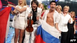 Rus Dima Bilan (sa zastavom) slavi posle pobede na Pesmi Evrovizije u Beogradu 2008. godine.