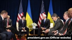 Президент України Володимир Зеленський під час зустрічі з віцепрезидентом США Майком Пенсом